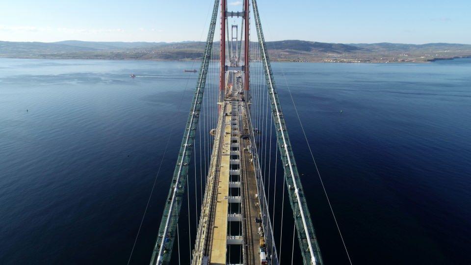 <p>Bunun en büyük kanıtı da Çanakkale Organize Sanayi Bölgesi ile yeni kurulan Ezine Gıda İhtisas Organize Sanayi Bölgesi'dir. 1990’lı yıllarda tüzel kişiliğini kazanan Çanakkale Merkez Organize Sanayi Bölgesi ki şu anda 60 civarında yatırımcı var. Son 5 yılda köprünün temeli atılmasından sonra parsellerinin tamamı doldu. </p>
