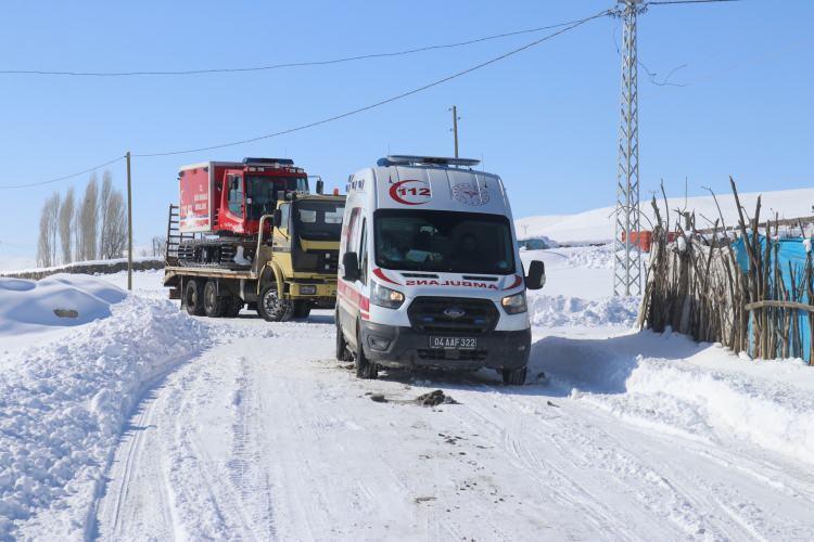 <p>Köy yolunun kar nedeniyle kapalı olmasından dolayı kızını hastaneye götüremeyen baba Abdulkerim Senem, durumu 112 Acil Sağlık ekiplerine bildirdi.</p>
