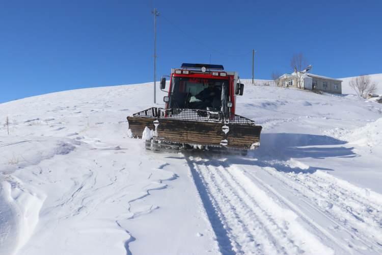 <p> İhbar üzerine yola çıkan ekipler hem ambulans hem de paletli ambulanslar ile Kargalık köyüne kadar ulaşan ekipler, köy ile mezra arasındaki yaklaşık 5 kilometrelik yolun kapalı olması nedeniyle geriye kalan kısmı paletli ambulansla geçti.</p>