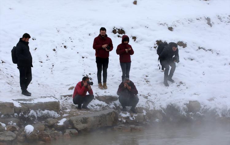 <p>Türkiye'nin değişik illerindeki fotoğraf tutkunları, Bitlis'in Güroymak ilçesinde kaplıcaya giren manda ve atları fotoğraflamak için kente geliyor.<br />
Yazın yerli ve yabancı ziyaretçileri ağırlayan Budaklı köyündeki kaplıca, kışın da sıcak suya giren manda ve atları çekmek isteyen fotoğraf tutkunlarına ev sahipliği yapıyor.<br />
</p>