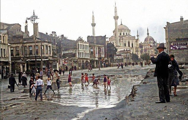 <p>Sizleri bir anda Türkiye'nin 1980'li yıllarına götürecek fotoğraflar 'nereden nereye' dedirtecek.<br />
<br />
Kaynak: @nadirfotograf<br />
<br />
Yağmur sonrası Aksaray, İstanbul, 1930.</p>

<p> </p>
