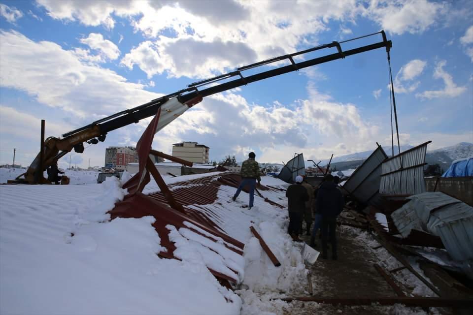 <p>Hatay'ın Hassa ilçesinde, yoğun kar yağışı sonrasında çatısı çöken ahırdaki 40 büyükbaş telef oldu.</p>

<p> </p>
