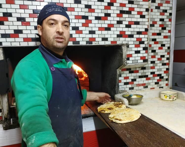 <p>"Cuma günleri buranın bir maneviyat değeri var" </p>
<div> </div>
<div>Abisinin yanına ilk başladığı yıllarda mesleğin zorluğunu yaşadığını daha sonra bu zorlukları aştığını anlatan Ali Işıklı, “Tabii her mesleğin kendine göre zorluğu var ama ben şimdi bu zorluğu atlattım diyebilirim. Çünkü 30 yıla yakın süredir her gün aynı iş ile meşgul olduğumuz için artık bir zorluğu kalmadı. Meslekteki tek zorluk ise sabah 3-4 gibi gelmek zorundasın. Hamur hazırlanacak daha sonra dinlenmesini bekleyecek. Sonrasında ise hazırlanacak ürünler fırına geldi ve o şekilde devam edecek. Cuma günleri buranın bir manevi değeri var. Aileler geliyor bizim için de iyi oluyor. Hafta sonu da aynı şekilde bizim gruplarımız olur. Pazar günü ailesiyle gelenler buraya gelerek yağ somunu yerler” diye konuştu.</div>