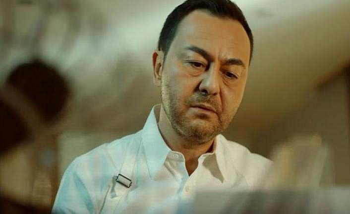 <p><span style="color:#B22222"><strong> Sahne öncesi basın mensuplarının sorularını yanıtlayan Serdar Ortaç; "2022'ye çok güzel başladım, bütün borçlarımı ödedim. Hayata yeniden başlıyor gibiyim. </strong></span></p>