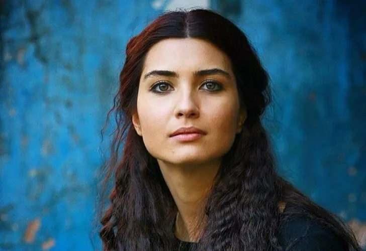 <p>&Uuml;nl&uuml; oyuncu Tuba B&uuml;y&uuml;k&uuml;st&uuml;n de ticarete atılanlardan.B&uuml;y&uuml;k&uuml;st&uuml;n anne ve babası ile birlikte kurduğu elektronik teknolojileri end&uuml;striyel tartım sistemlerine yatırım yapıyor.</p>

<p>&nbsp;</p>
