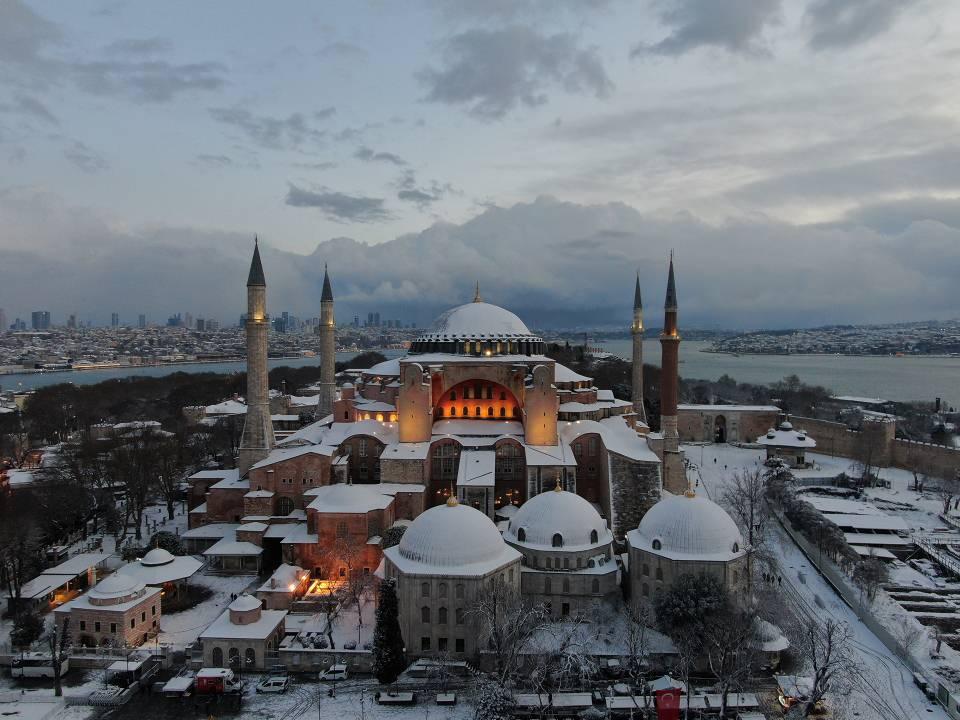 <p>Tarihi yarımada ve Sultanahmet Meydanı, kar yağışı ile beyaza büründü. </p>
