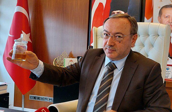 <p>"Uzak Doğu ülkelerinde çay tohumundan elde edilen yağı, biz de ürettik. Bu yağ, kozmetik ve yemeklerde çok etkin, faydalı. Zeytinyağına eşdeğer bir ürün. Maliyet konusunda farklı ne olabilir diye çalışmalarımız devam ediyor.</p>
