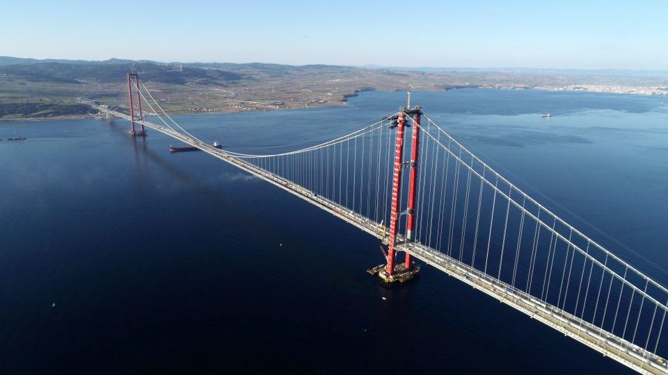 <p>Bundan da Çanakkale’miz olumlu yönde etkilenecek. Özellikle yaz aylarında feribot seferlerinin belli sayıda olması nedeniyle Çanakkale’mizin meyvesini, sebzesini, balığını, sütünü İstanbul’a ve büyük şehirlerimize ulaştırmakta çok zorluk çekiyorduk.</p>
