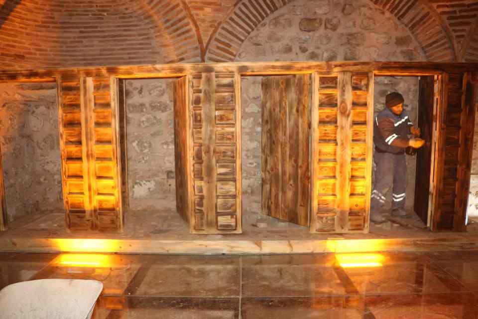 <div> Bu isim insan yoğunluğundan dolayı helanın ihtiyaca cevap vermediğinden insanlar dişini sıkarak beklediğinden böyle kalmış. Buranın belediyemize kazandırılmasından sonra etrafında 3-4 adet ev vardı ve bu evler binayı kapatmıştı. Önce bunları kamulaştırarak etrafını açtık. Yapının üçte birlik kısmı ise toprağa gömülüydü. Hemen bir restorasyon çalışması başlattık.</div>
