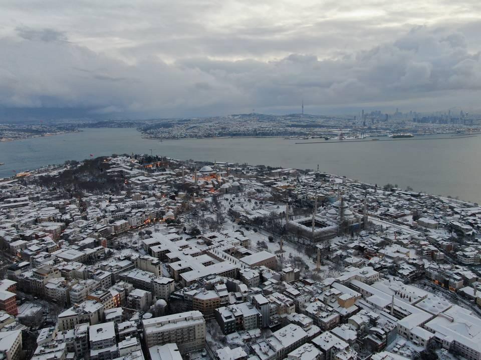 <p>İstanbul'da gece saatlerinde etkili olan kar yağışı kentin birçok bölgesini beyaza bürüdü. </p>
