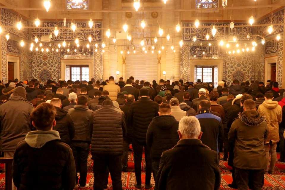 <div><strong>'HAZIRLANAN ÖZEL BÖLÜMDE İBADET VE ZİYARET YAPILABİLECEK'</strong></div>
<div> </div>
<div>Restorasyon sürecinde gelen ziyaretçilerin camiyi ibadet ve ziyaret imkanı bulabileceğini belirten Vali Canalp, "Bundan sonraki süre içerisinde bu kubbenin altında artık namaz ve cuma namazı kılmak mümkün olmayacak. Bu 3,5 yıllık süreç içerisinde ibadetlerimizi esas itibarıyla mihrabın ve minberin olduğu bölümde, her iki taraftan da cami girişi olan bölümde yapılacak ama önümüzde 45 günlük süre boyunca buradaki geçici ibadet alanı hazırlanana kadar, caminin ana girişi bölümünde üstü kapalı bir ibadet alanı oluşturulacak. Bu sadece 45 günlük süreç için geçerli olacak. Bu 45 günlük süre sonrasında buradaki geçici ibadet alanımız açılmış olacak. Ana ibadet alanı da hem ibadet, hem de ziyaret için 3,5 yıllık sürede açık olacak. Bu 3,5 yıllık sürede 6 aylık dönem hariç gelen ziyaretçilerimiz buradan baktıkları zaman da iskeleyle birlikte olsa kubbeyi de, o muhteşem yapıyı da, restorasyon çalışmalarını da kısmen de olsa görme imkanına kavuşmuş olacaklar" diye konuştu.</div>
<div> </div>
<div> </div>