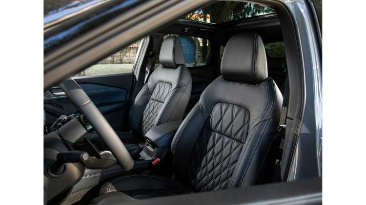 <p>Serinin en üstündeki <strong>Platinum Premium</strong> seviyesi ise 12.3 inç dijital gösterge paneli, masaj ve ısıtma fonksiyonlu nappa deri koltukları, kablosuz Apple CarPlay ve navigasyon desteğine sahip 9 inç multimedyası, akıllı bagaj kapağı, akıllı hız sabitleme sistemi ve akıllı park sistemi gibi gelişmiş özellikleriyle kendini öne çıkarıyor.</p>
<p> </p>