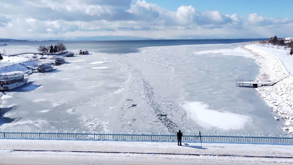<p> Balıkçılar, buzların her gün daha da kalınlaştığı göl yüzeyinde donun olmadığı açıklara doğru çıkabilmek için kendilerine buzlar arasında yol açmak amacıyla saatlerce mesai yapıyor. Bir balıkçı teknesinin kıyıda yürüttüğü bu zorlu mesai havadan da görüntülendi.</p>
