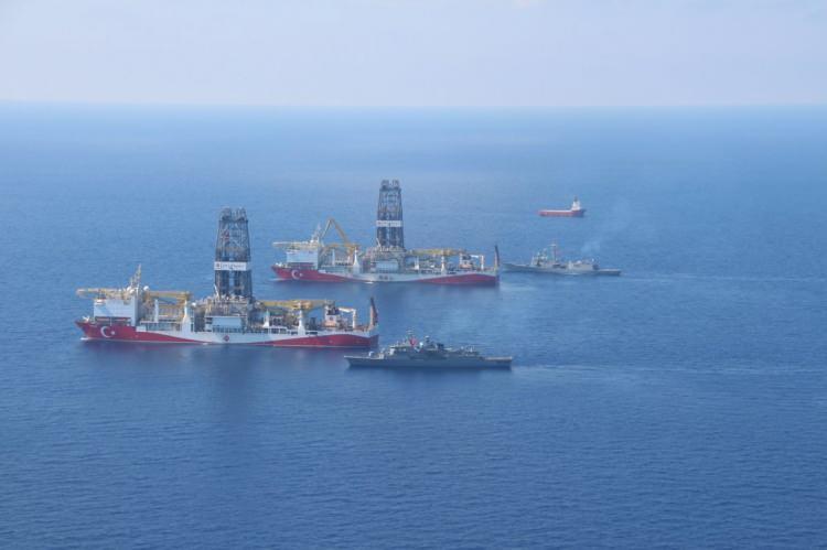 <p>Türkiye'nin toplamda 540 milyar metreküp doğal gaz keşfettiği Karadeniz'de, Yavuz sondaj gemisinin mart sonunda ilk görevine başlaması öngörülüyor.</p>
