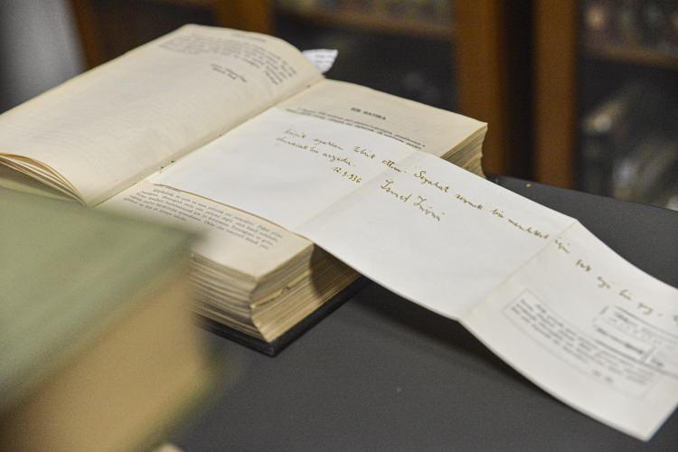 <p>Gazi Eğitim Fakültesi Kütüphanesi'nden Gazi Üniversitesi Merkez Kütüphanesi'ne devredilen 18, 19 ve 20'nci yüzyıl başlarına ait, özellikle Osmanlı Türkiye'sine ilişkin belge niteliğindeki kitap ve yazmalardan oluşan 'nadir eserler koleksiyonu' tarihe ışık tutuyor. 1926 yılından itibaren bir araya getirilen 5 bin 698 kitap, belge ve eser, 96 yıldır özenle korunuyor. 'Gizli hazine' olarak nitelendirilen koleksiyondaki çoğu eserin içeriği henüz bilinmezken, 1895 yılında çıkarılan Serveti Fünun Dergisi’nden, Binbir Gece Masalları'nın ilk İngilizce çevirisine, Kitab-ı Mukaddes’in 1886 İstanbul baskısından, Osmanlıca Nutuk'a, Osmanlı dönemine ait belge niteliği taşıyan eser ve ders kitapları da koleksiyonda yer alıyor.</p>
