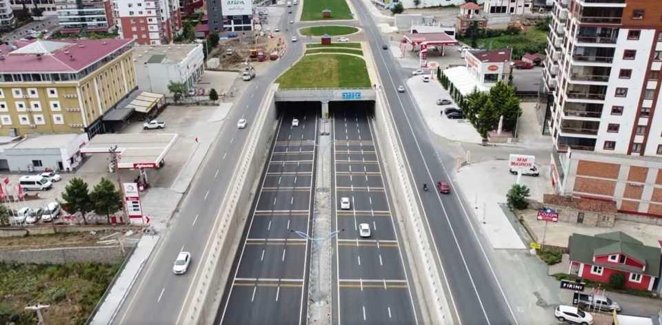 <p>8 adedi tek tüp ve 11 adedi de çift tüp olmak üzere, toplam uzunluğu 32 bin 188 metreyi bulan 19 tünelin trafiğe açıldığı kentte, toplam uzunlukları 9 bin metreyi geçen 107 köprü inşaatı da tamamlandı. </p>
