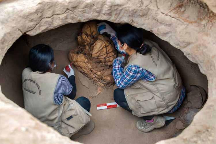 <p><strong>800 yıllık mumya görenleri şaşkına çevirdi!</strong></p>

<p>Peru'da yapılan bir arkeolojik kazıda vücudu büyük oranda bozulmadan korunan bir mumyanın yüzünü elleriyle kapatması ve iple bağlı oluşu görenleri şaşırttı.</p>
