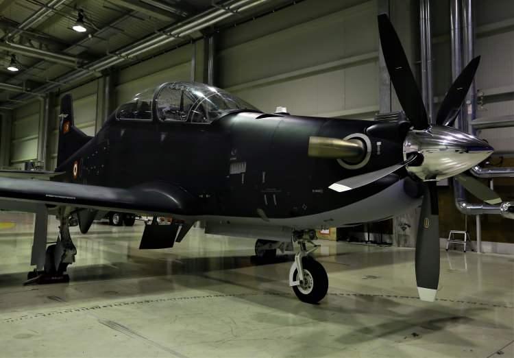 <p>Burada toplamda 6 tane MFT dediğimiz akıllı ekranlarımız bulunmakta ve bütün uçakla ilgili bilgileri bu ekranlar üzerinden pilotlarımıza sağlamaktayız. Aviyonik mimarinin kalbinde de iki tane merkezi komuta bilgisayarımız bulunmakta” ifadelerini kullandı.</p>
