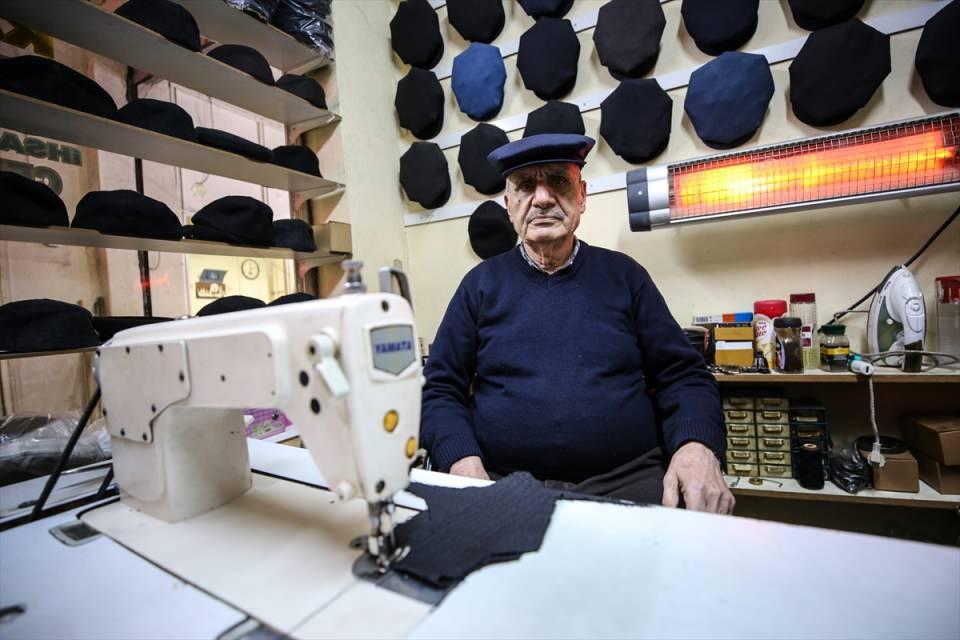 <p><em>Tatu, eskiden küçük kasketler olmadığı için yaşlılar ve gençlerin köşeli kasket giydiğini, sonradan yeni tip düğmeli kasketlerin çıktığını belirterek, şöyle konuştu:</em></p>

<p>"Eskiden iş yerimin bulunduğu hana sabah erkenden gelip akşam ezanı okunduğunda da dükkanı kapatıyordum. Şimdi dizlerimden rahatsız olduğum ve pandemi dönemi olduğu için saat 08.30'da evden çıkıyorum. Akşam da 17.00'de eve gidiyorum. Sağlığımız el vermediği için eski heyecanımız kalmadı.</p>
