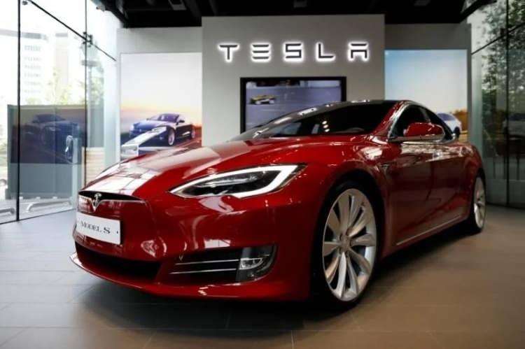 <p><strong>OTOMOBİL SEKTÖRÜ MİKROÇİP SIKINTISIYLA BOĞUŞUYOR</strong></p>

<p>Diğer taraftan, Tesla’nın daha iyi bir durumda olduğu görülse de, dünyanın dört bir yanındaki otomobil üreticileri, diğer üretim ve tedarik zinciri sıkıntılarının yanı sıra, mikroçip sıkıntısıyla boğuşuyor.</p>
