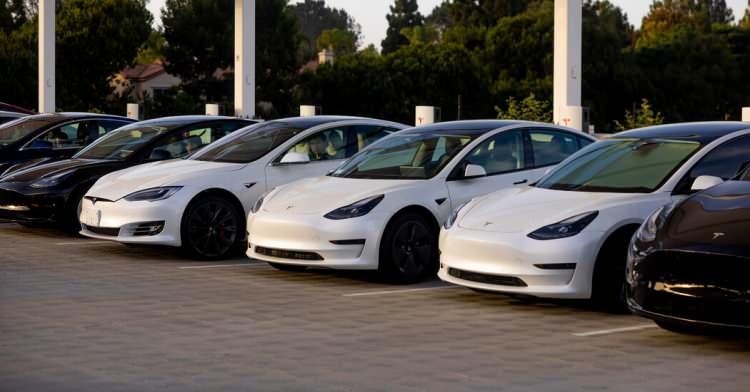 <p>Bununla birlikte Musk, 2021'in Tesla ve genel olarak elektrikli araçlar için bir dönüm noktası olduğunu belirterek, “Yıl boyunca tedarik zinciri zorluklarıyla mücadele ederken herkes savaştı. Buna rağmen, geçen yıl hacimlerimizi yaklaşık yüzde 90 oranında artırmayı başardık. Tedarik zincirindeki sorunlar, büyümenin ana sınırlayıcı faktörü. Ancak 2022'de rahat bir şekilde yüzde 50'nin üzerinde bir büyüme bekliyorum” dedi.</p>

<p>​</p>
