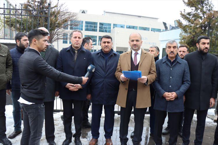 <p>AK Parti Kilis teşkilatı, katıldığı televizyon programında Cumhurbaşkanı Recep Tayyip Erdoğan'a hakaret ettiği gerekçesiyle tutuklanan gazeteci Sedef Kabaş ile aynı programda yer alan CHP'li Engin Özkoç ve Aykut Erdoğdu hakkında suç duyurusunda bulundu.</p>