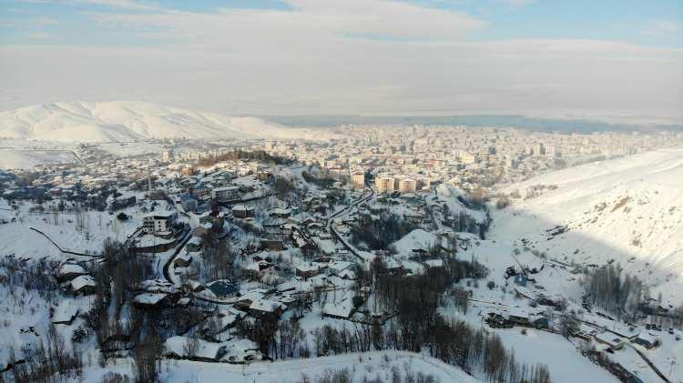 <p>Kartpostallık görüntülerin oluştuğu mahallede, çatılarda oluşan buz sarkıtları 2-3 metre uzunluğuna ulaştı. Ellerine kürekleri alarak damlara çıkan vatandaşlar, 1 metre kalınlığındaki kar kütlelerini temizlemek için çalışma başlattı. </p>