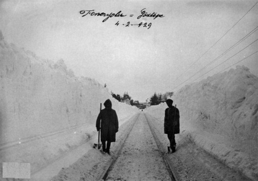 <p>1929 yılında İstanbul, yoğun kar yağışı ve fırtınaya teslim oldu. Anadolu ve Avrupa yakası, buz parçaları nedeniyle birleşti. Kara ve deniz seferleri aksadı. Aç kalan kurtlar, şehir merkezine indi.</p>

<p> </p>

