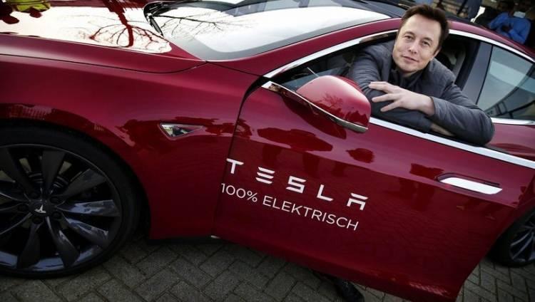 <p>Dünyanın en zengin ismi Elon Musk'ın sahibi olduğu elektrikli araç üreticisi Tesla, Türkiye'de kurduğu şirketle beraber tüm modellerini ülkeye getiriyor.</p>

<p> </p>

<p>Tesla'nın Türkiye'de kurduğu şirketin unvanı Tesla Motorları Satış ve Hizmetleri Ltd. olurken şirketin Türkiye CEO'su Kemal Gençer ve Operasyonlardan Sorumlu isim Emir Tunçyürek oldu.</p>

<p> </p>

<p> </p>
