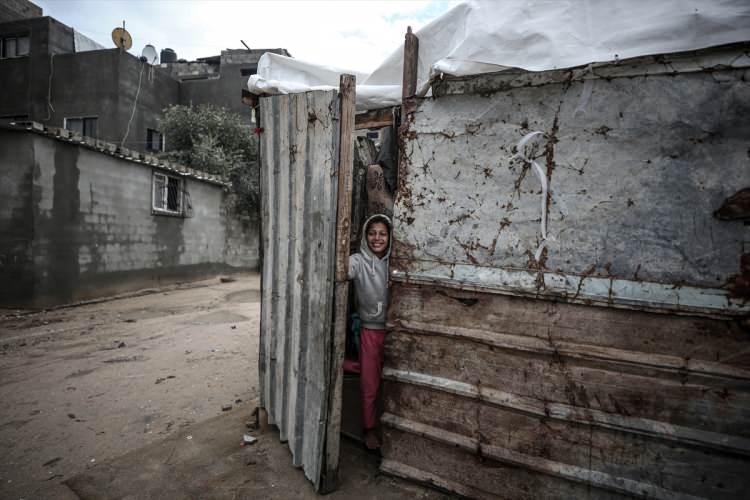 <p>Abluka altındaki Gazze Şeridi'nde etkili olan yağış hayatı olumsuz etkiledi. </p>
