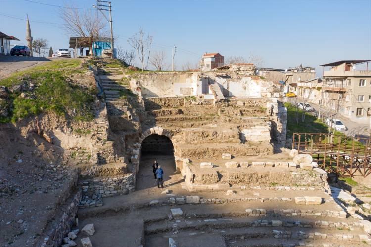 <p>Doç. Dr. Akın Ersoy, yeni buluntularla İzmir'in tarihi zenginliğinin bir kez daha ortaya çıktığını ifade ederek, "Anadolu'daki Roma Dönemi başlarında Vitruvius adlı bir mimar buradaki tiyatrodan övgüyle söz eder. Bu övgüyü hak eden bir tiyatroyla karşılaşacağımızı kazı çalışmaları öncesinde biliyorduk. Çalışmalarımız bu övgüleri boşa çıkarmadı. Tiyatro yavaş yavaş şekilleniyor." diye konuştu.</p>
