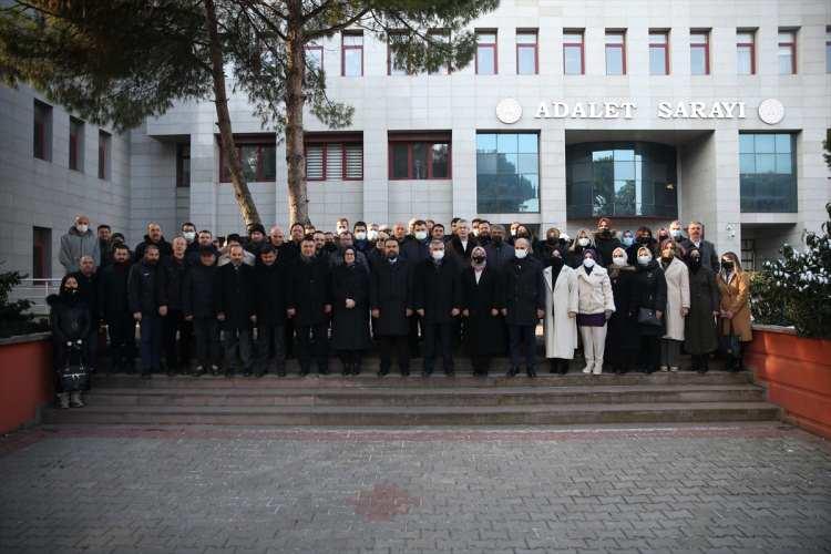 <p>Balıkesir'de AK Parti il teşkilatı, katıldığı televizyon programında Cumhurbaşkanı Recep Tayyip Erdoğan'a hakaret ettiği gerekçesiyle tutuklanan gazeteci Sedef Kabaş ile aynı programda bulunan CHP'li Engin Özkoç ve Aykut Erdoğdu hakkında suç duyurusunda bulundu</p>
