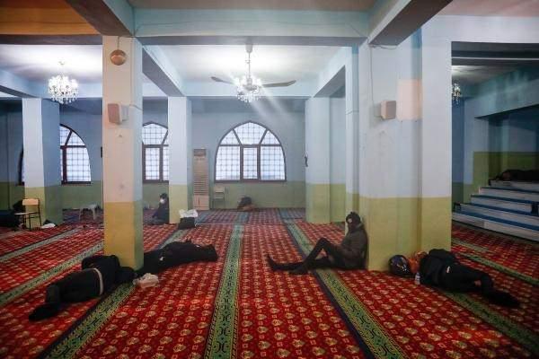 <p> İnsanlar yolda kalmış mağdurlar otelciler bu durumdan faydalanmak istiyorlar. Çok acı bir durum. Aynı zamanda hiçbir tane kar küreme aracı çalışmıyor" dedi.</p>