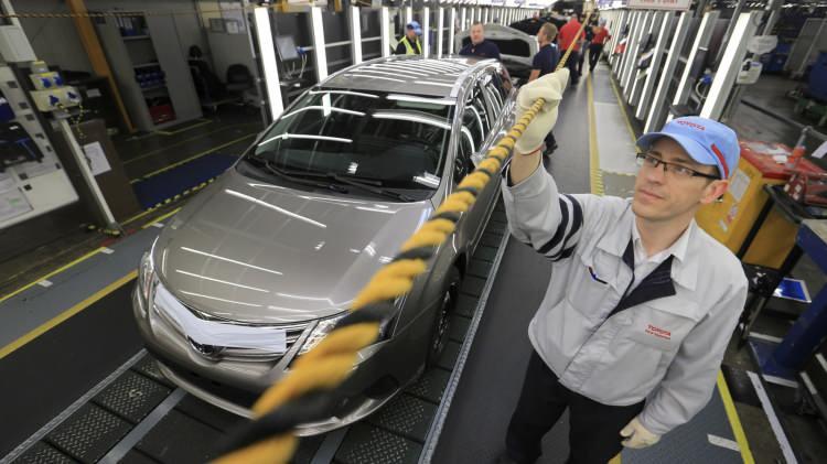 <p>Toyota'dan yapılan açıklamaya göre, Japonya geneli 11 tesisindeki 19 montaj bandını 1 Şubat'a dek durduracak.</p>
