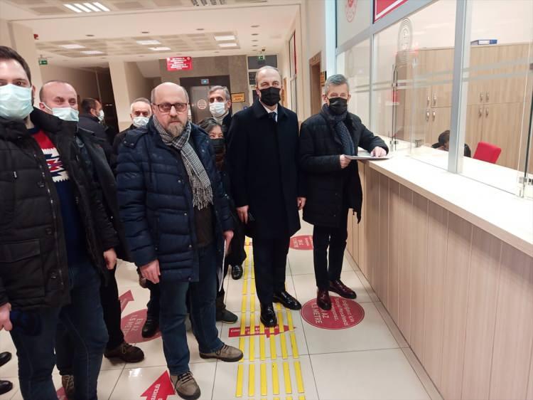 <p>Zonguldak'ta AK Parti teşkilatı, katıldığı televizyon programında Cumhurbaşkanı Recep Tayyip Erdoğan'a hakaret ettiği gerekçesiyle tutuklanan gazeteci Sedef Kabaş ile aynı programda bulunan CHP'li Engin Özkoç ve Aykut Erdoğdu hakkında suç duyurusunda bulundu.</p>