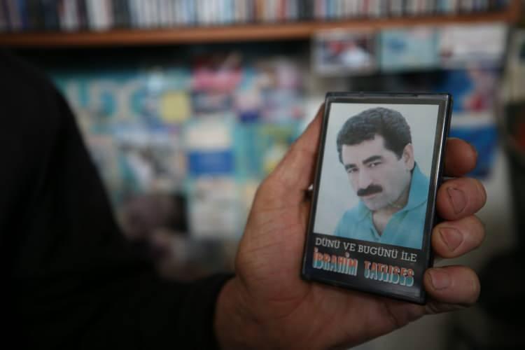 <p>Çakal, 36 yıllık iş yerinde şimdi adeta her biri nostalji olan kasetleri 10 ila 30 liradan satışa sunuyor.</p>