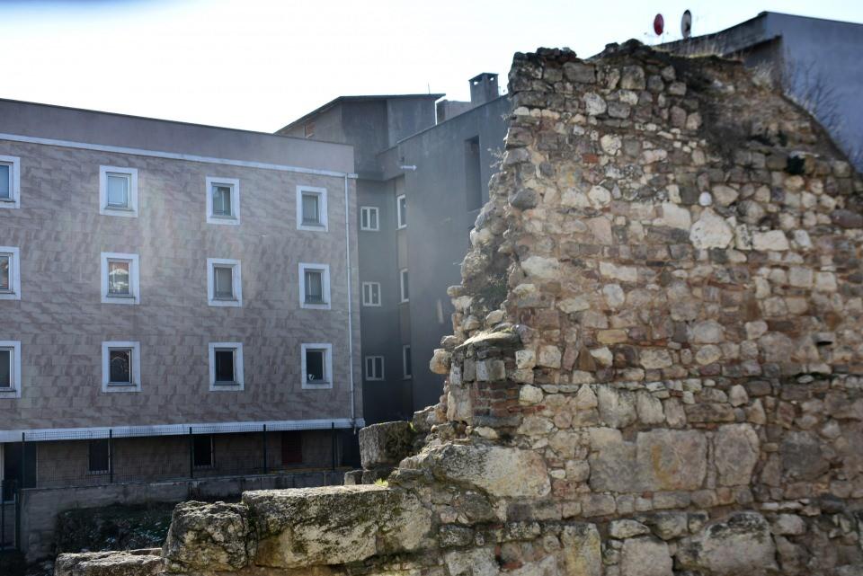 <p>Surlarının gerçekten korunması, turizm ve kültüre hizmet etmesi amaçlanıyorsa; bunların iyi bir biçimde korunmasının yapılması da gerekiyor çünkü bu duvarlar esasında sanıldığı gibi basit duvarlar değil. Turizm açısından da çok büyük girdi sağlayacak duvarlar. Mesela buraya gelen pek çok yabancının özellikle bu duvarları görmek istediğine bizzat şahidim" diye konuştu.</p>
