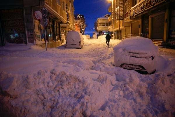 <p>"BU KADAR DA OLMAZ Kİ"</p>
<p>Dün geceden beri otel aradığını ancak fiyatların çok yüksek olduğunu söyleyen Mehmet Hamal, "Arnavutköy'de mahsur kaldık. Dün saat 15.00'den beri otel arıyorum. Otellerin kim bin lira kimi ise bin 500 lira fiyat söyledi. </p>