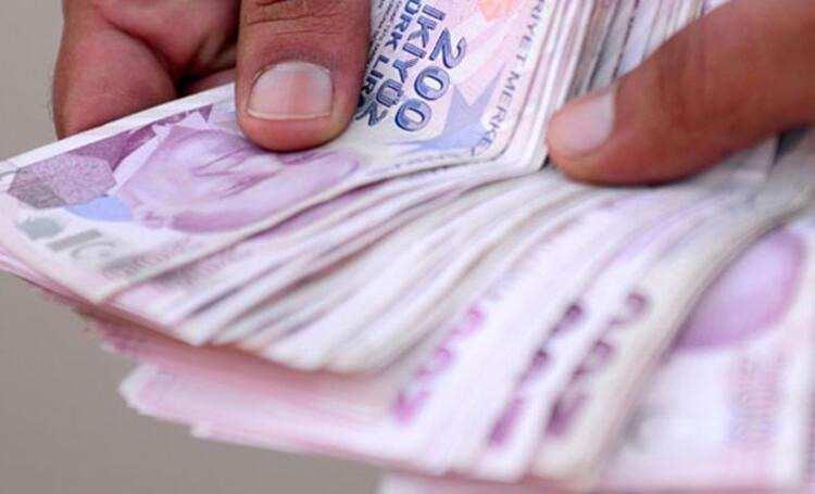 <p>Brüt 8 bin lira ücret örneği üzerinden; yeni vergi avantajının ‘yıllık olarak’ çalışana etkisi ise ‘9 bin 64 lira daha fazla net maaş’ olarak gerçekleşecek. Eğer istisna olmasaydı maaşlarından 15 bin 532 lira GV ve 729 lira DV kesilmesi gerekirken 8 bin 608 liralık GV istisnasının ve 456 liralık DV istisnasının uygulanması sonrası ise yıllık olarak toplam 7 bin 197 lira vergi (GV+DV) bordrolarda kesinti olarak yer alacak.</p>
<p> </p>