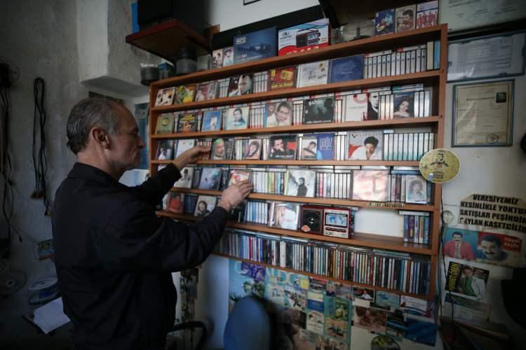 <p>Bu mesleği gittiği yere kadar götürmeyi düşünüyorum. Ben öldükten sonra kasetlerim kimsesizler derneğine bağışlansın paraya çevrilsin, faydası olsun. Hayranı olduğum Ferdi Tayfur'u görmek istiyorum. Onun 'Ben de özledim', 'Yuvasız Kuşlar' kasetleriyle büyüdük. Onun kasetlerini binlerce satmışımdır. Son kez onu görmek isterim. Allah ona da uzun ömürler versin."</p>
