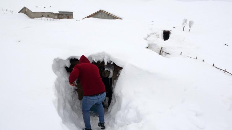 <p>Muş’un Yukarıyongalı köyünde yoğun kar yağışı nedeniyle tek katlı evler kara gömülürken, hayvancılıkla uğraşan besiciler ahırlara ve işlerine açtıkları tünellerden ulaşım sağlıyor.</p>
