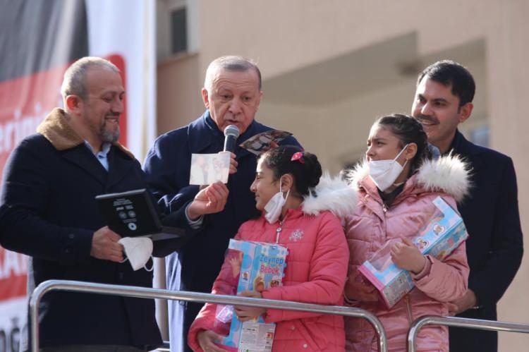 <p>Bu sırada Sarıyıldız, Cumhurbaşkanı Erdoğan’a 21 yıl önce cezaevinden çıktıktan sonra Giresun’a yaptığı ziyarette Dereli ilçesine de uğradığını belirterek o gün çekilen fotoğrafları kendisine göstererek sürpriz yaptı.</p>
