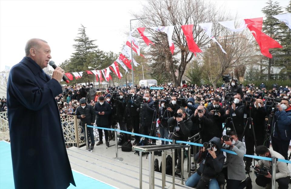 <p>Caminin yapımında Ziraat Katılım'ın ciddi bir emeği olduğuna dikkati çeken Erdoğan, bundan dolayı Ziraat Katılım'a da teşekkürlerini iletti. Erdoğan, "Hakikaten burada Gülhane Üniversitesinin hastanesinin içinde böyle bir mabedin olması ve Sağlık Bilimleri Üniversitemizin tamamıyla manevi boyutunu inşallah güçlendiren bir eser olması bakımından çok önemli. Rabb'imiz ne buyuruyor, 'Kim benim için dünyada bir mescit inşa ederse ben de onlar için cennette bir beyt, saray inşa ederim' diyor." ifadelerini kullandı.</p>
<p> </p>