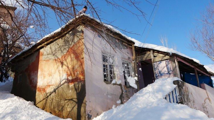 <p>Evlerimiz tek katlı ve eski olduğu için temizlemezsek çökme tehlikesi oluyor” diye konuştu.</p>