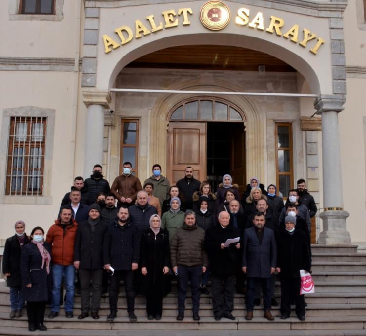 <p>AK Parti Sinop İl Başkanlığı üyeleri, katıldığı televizyon programında Cumhurbaşkanı Recep Tayyip Erdoğan'a hakaret ettiği gerekçesiyle tutuklanan gazeteci Sedef Kabaş ile aynı programda bulunan CHP'li Engin Özkoç ve Aykut Erdoğdu hakkında suç duyurusunda bulundu.</p>