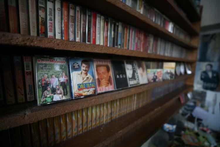<p>Şu an elinde 5 bin orijinal kaset ile 1000 CD bulunduğunu anlatan Çakal, şöyle konuştu:</p>
<p>"Bu mesleği yaşatmaya çalışıyorum. Düğün, nişan çekimleri de yapıyorum. Eskiden pazarlara, panayırlara giderdim. Panayırda kaseti taktığımda müziği duyan vatandaşlar hep yanıma gelirdi. Yetiştiremezdim, çok satardım. </p>