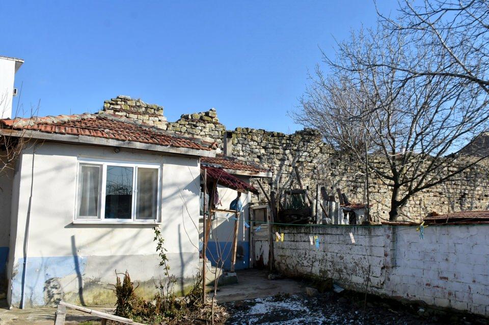 <p>Şu anda görmüş olduğunuz binaların hepsinin altında surun parçaları var. Bu son derece doğal. Pek çok ev, surlara dayanarak inşa edilmiş durumda. Bilinçli bir şekilde surların korumaya alınması, bu planlamaların yapılması gerekiyor. Gerçekten turizme hizmet edecekse bunların park haline dönüştürülmesi, kazıların yerlerin korunması, geliştirilmesi gerekiyor ama maalesef şu anda gerekli ilgiyi görmüyor" dedi.</p>
