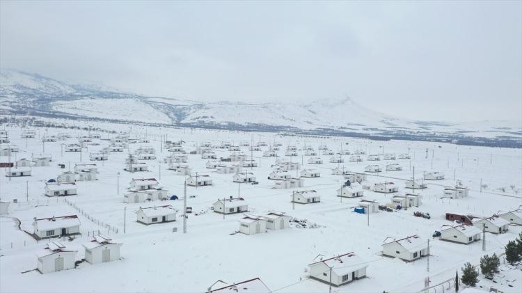 <p>Elazığ'ın Sivrice ilçesi merkezli 24 Ocak 2020'de meydana gelen 6,8 büyüklüğündeki depremden etkilenen Malatya'nın Kale ilçesinde, daha çok kırsalda yaşayan ve hayvancılıkla geçinenler için yapılan göl manzaralı köy konutları, villa konforunda yaşam sunuyor.</p>
