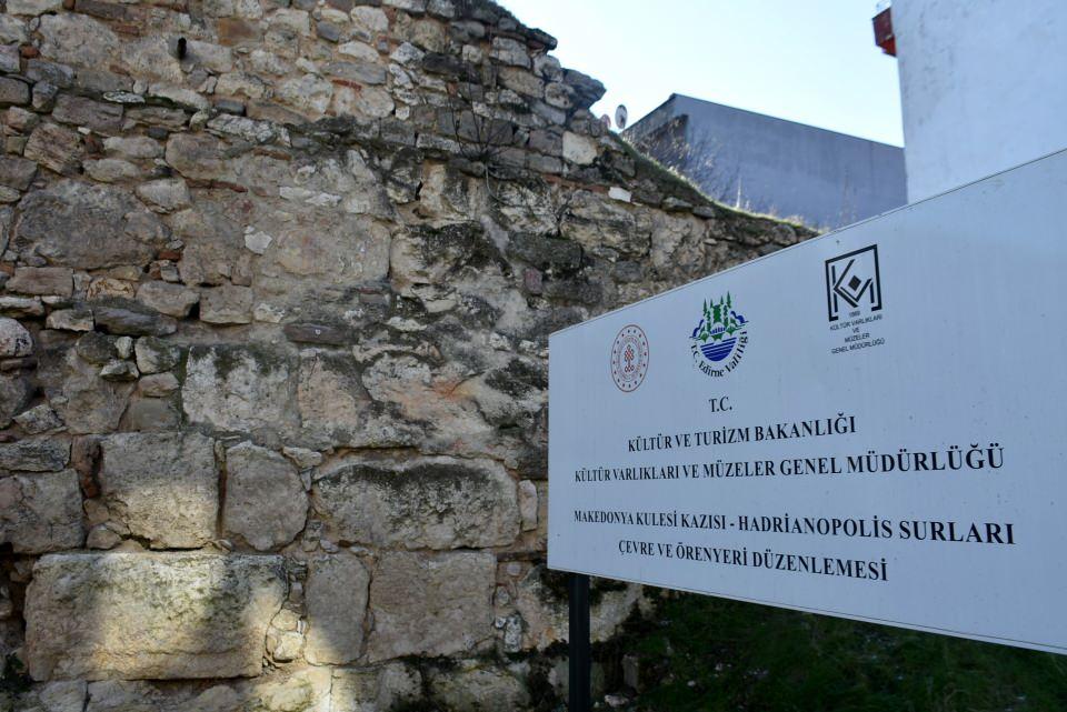 <p>Edirne'nin kurucusu Roma İmparatoru Hadrianus'un kenti korumak için yaptırdığı kalenin duvarlarının bir kısmı, 1800 yıldır ayakta duruyor. Kalan kısımlar, bugün Dilaverbey, Çavuşbey ile Talatpaşa mahallelerinde ev ve iş yerinin temelleri ile bahçe duvarlarını oluşturuyor. Kale duvarlarının en çok dikkat çekeni ise Makedonya Kulesi'nin olduğu bölgede bulunuyor.</p>
<p> </p>