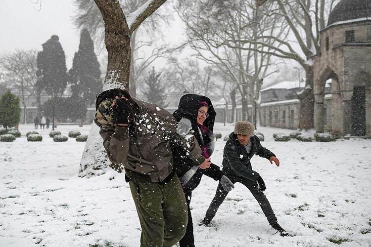 <p>Uluslararası haber ajansları Associated Press (AP) ve Agence France-Presse (AFP), Türkiye'den çok sayıda kar fotoğrafını dünyaya servis etti. Ajansın foto muhabirleri İstanbul ve Ankara'yı kadrajına aldı.</p>
